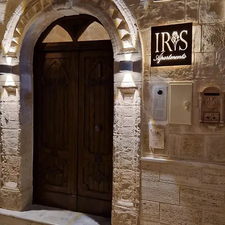 Iris Apartment *